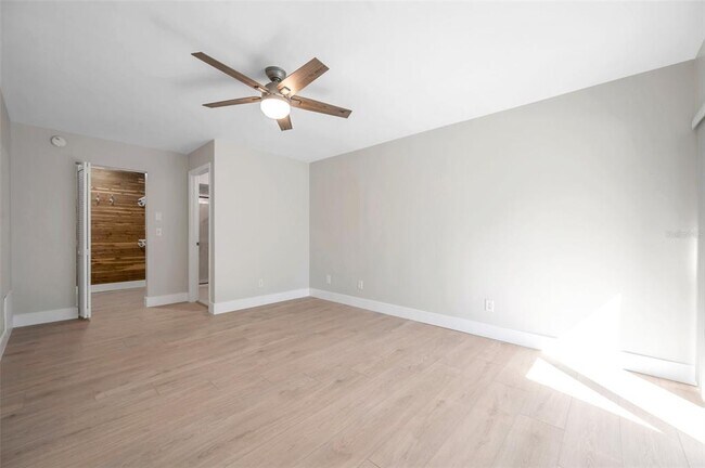 Building Photo - 8789 Maplewood Rd