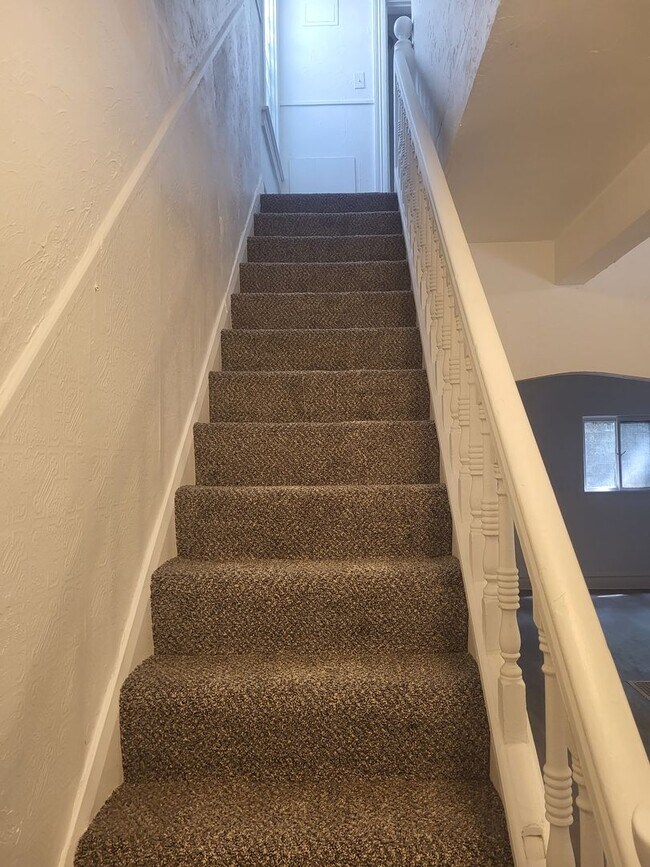 Building Photo - Newly Renovated 2 Bed, 1 Bath Home in Haze...
