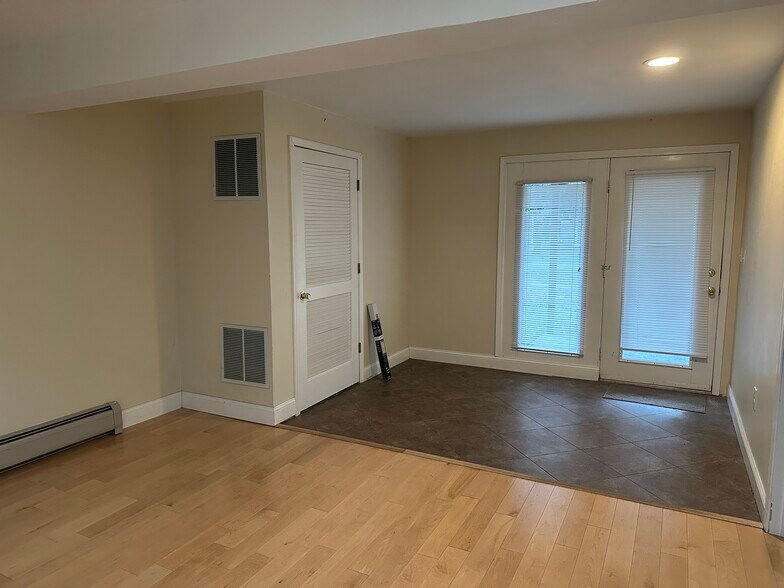 Downstairs entry way - M6 Stonehedge Dr