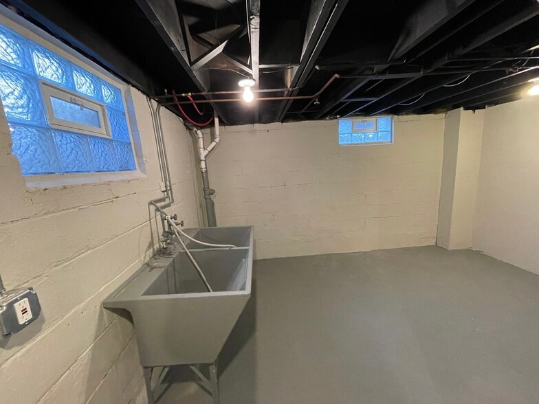 Building Photo - 7725 Bowen Ave