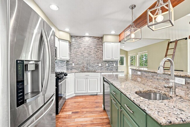 Building Photo - Beautiful mountain home