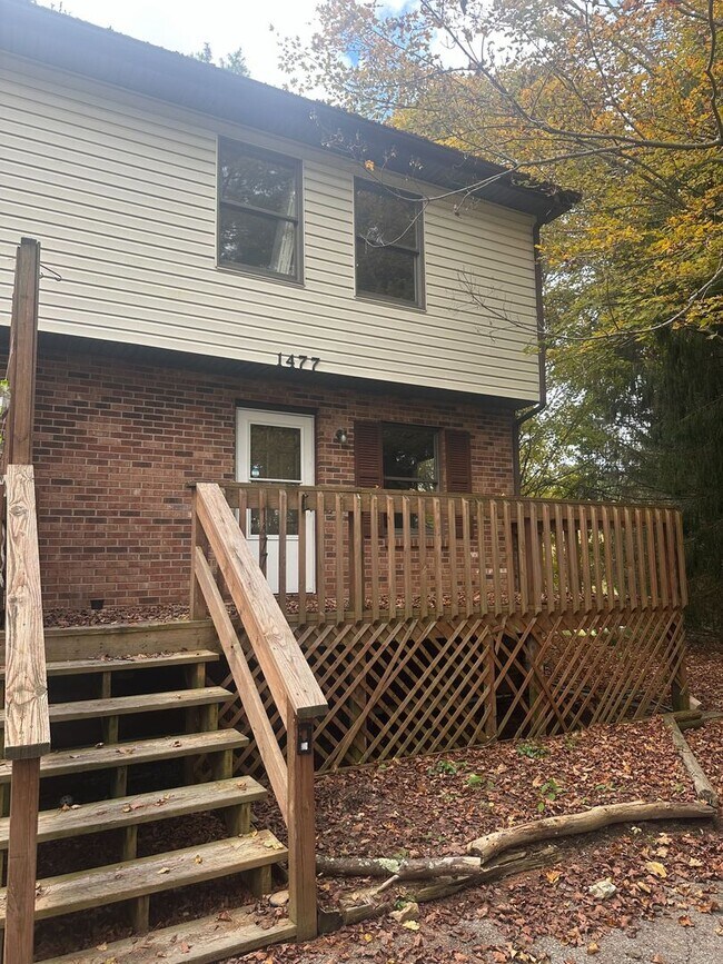 Building Photo - Renovated Home Near Virginia Tech