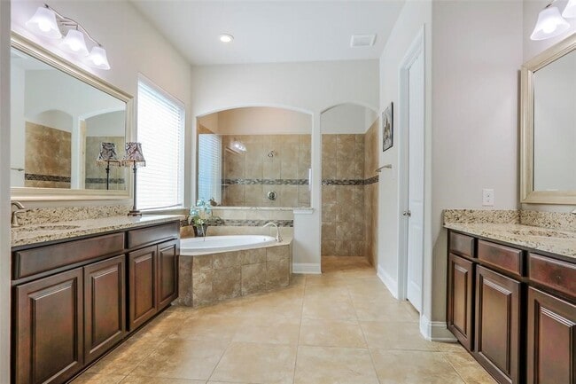 Building Photo - 1815 Carriage Oaks Ln
