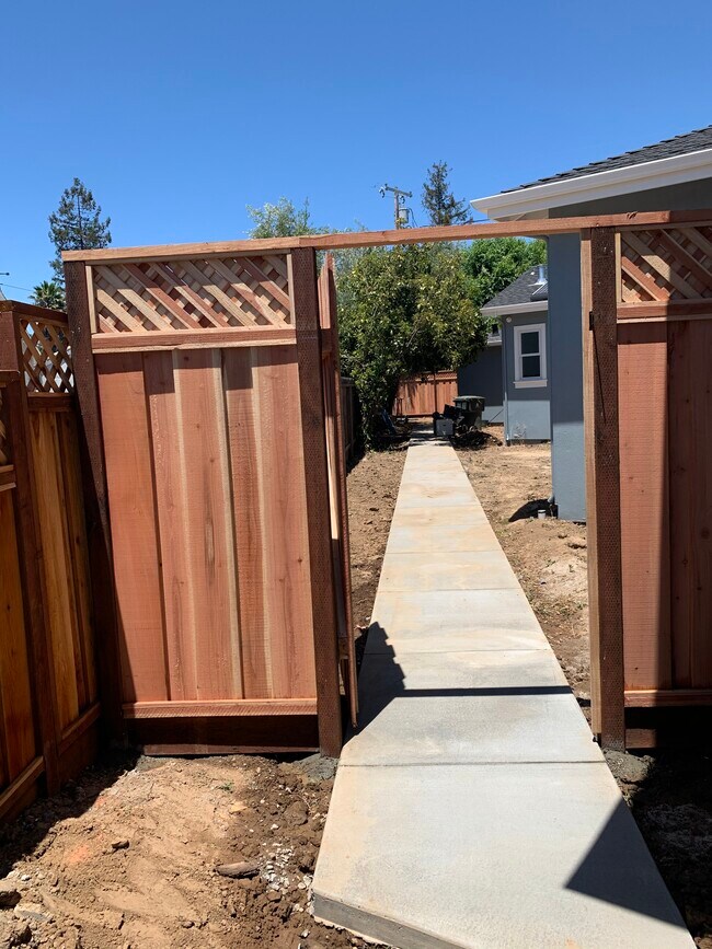 Building Photo - 15427 Stratford Dr