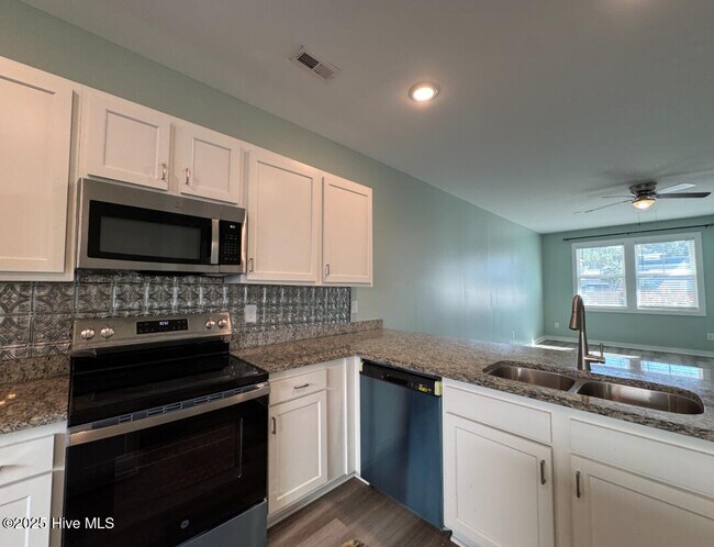 Building Photo - 421 Sunfish LN