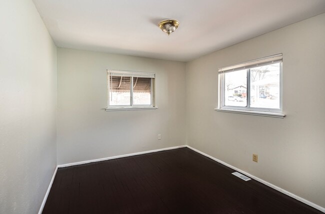 Building Photo - Lovely 3 Bedroom 1 Bathroom Home