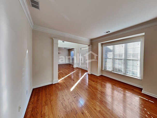 Building Photo - 407 Pinoak Dr