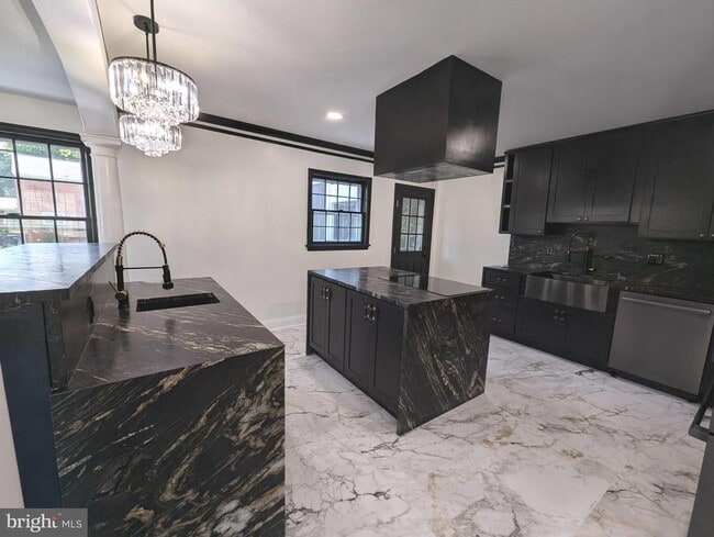 Building Photo - 2208 Wakefield St