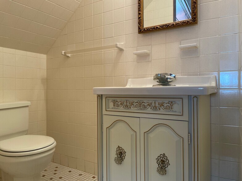 Building Photo - 4517 Lincoln Ave