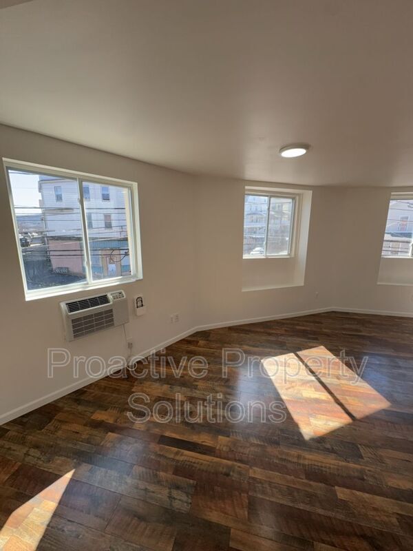 Building Photo - 730 N Main St