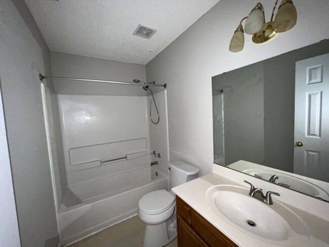 Building Photo - 3 bed / 2 bath home ~ Just minutes from Ha...