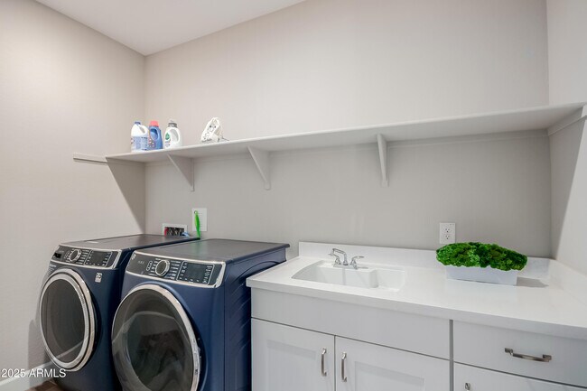 Building Photo - 11353 N Luckenbach St