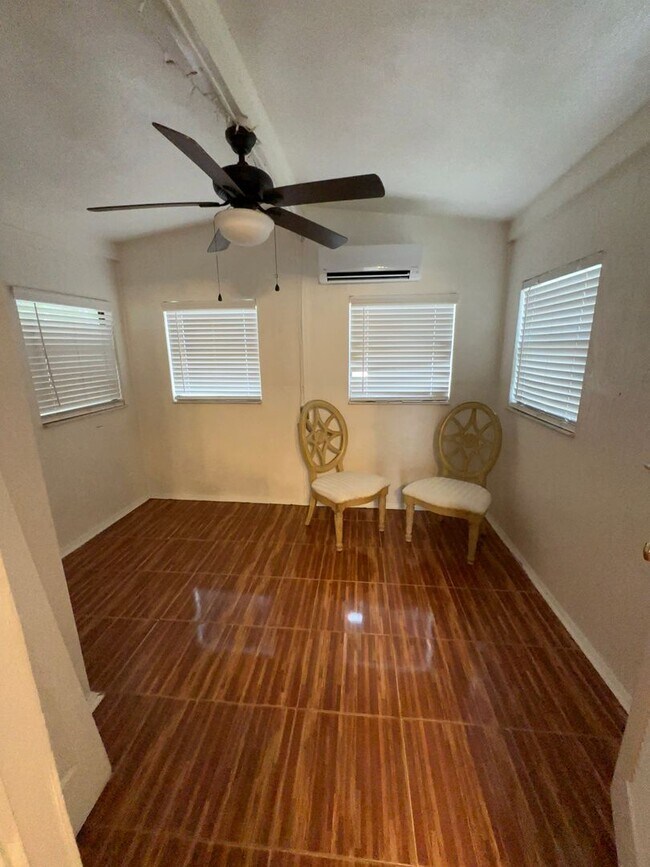 Building Photo - Cute 2 Bedroom 1 Bath with huge Screen Porch