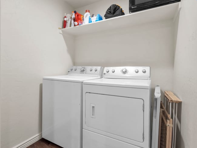 Building Photo - 4 Bed/2.5 Bathroom home in Woods Cross