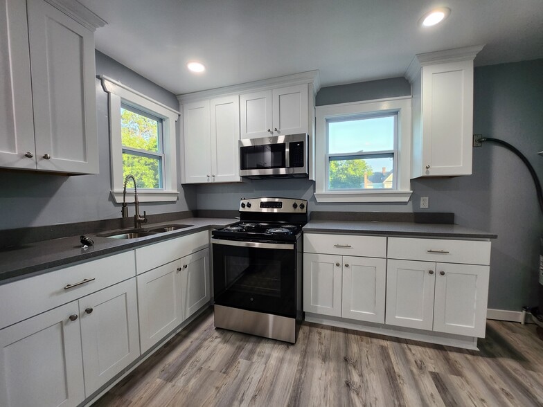 Kitchen. - 301 Broad St