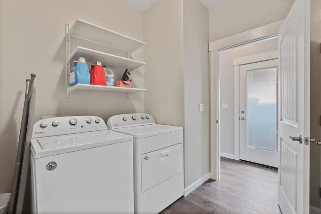 Building Photo - Beautiful 3 bedroom Single Level Home _ Pe...