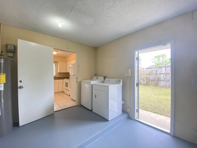 Building Photo - 3 Bed / 2 bath / 1 Car Garage Home with La...