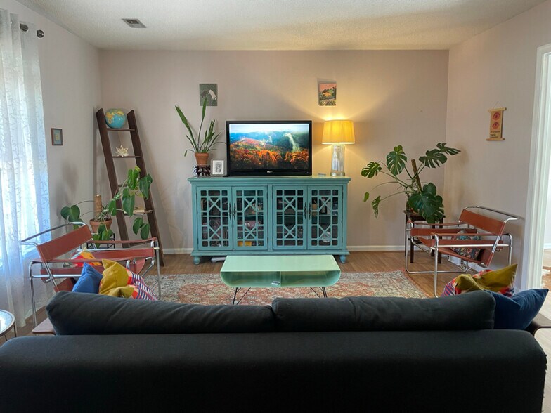 Building Photo - 3609 Pine Knoll Dr