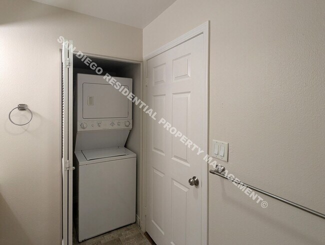 Building Photo - Updated Studio with Parking and Washer/Dry...