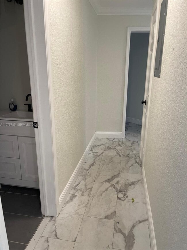 Building Photo - 365 NW 4th Ct