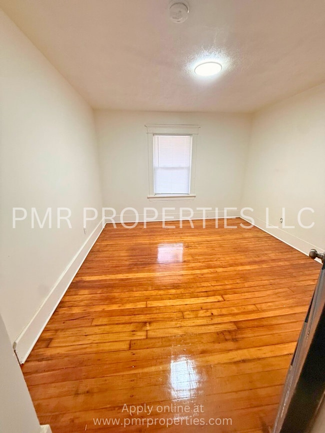 Building Photo - 3 Bedrooms / 1 Bathroom House