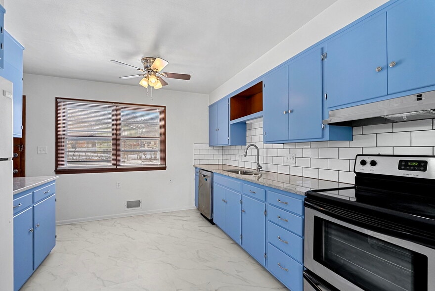 Building Photo - 906 E 84th St