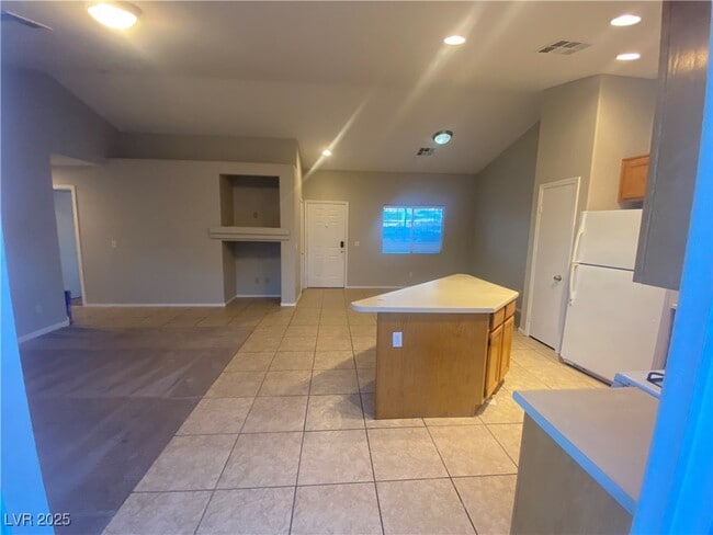 Building Photo - 2616 W El Campo Grande Ave