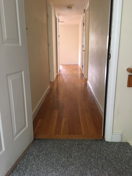 Main hallway for bedrooms and bathroom - 18 Dunstan St