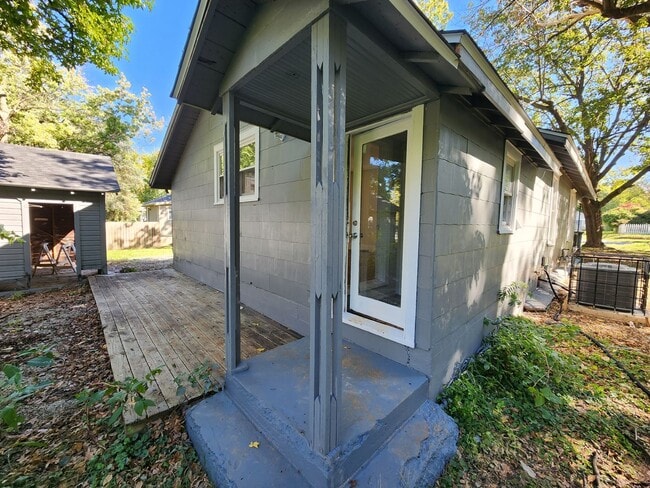 Building Photo - Spacious 2-Bedroom, 1-Bathroom Home AVAILABLE NOW!!