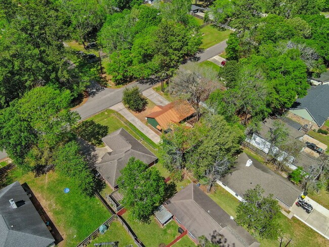 Building Photo - Enjoy comfortable, low-maintenance living in this updated, pet-friendly, carpet-free 3-bedroom ho...