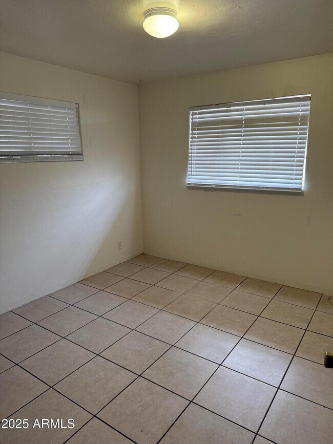 Building Photo - 223 E 2nd St