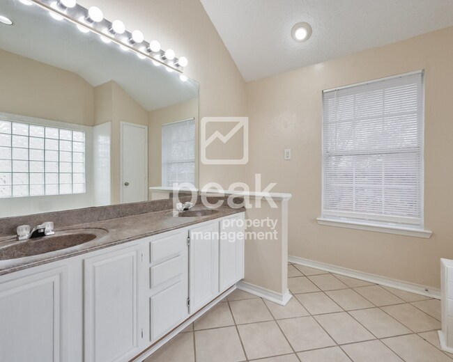 Building Photo - $2000! 3Bed/2.5Bath home in west Fort Worth!  Apply by 9/8 for Labor Day Savings! See description!