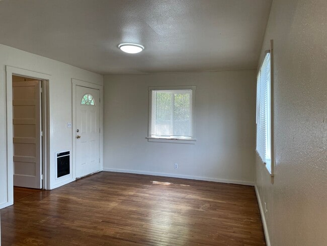 Building Photo - Nice 1 Bedroom 1 Bath Duplex