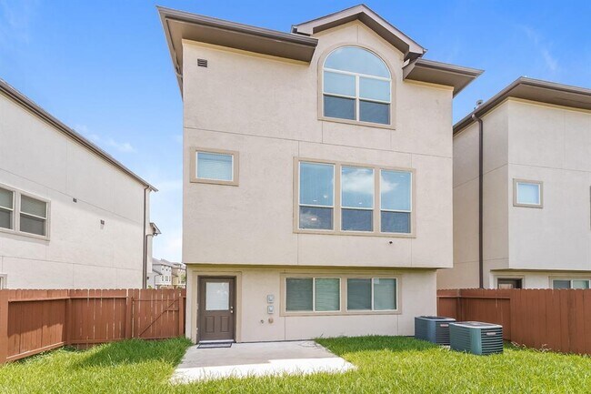 Building Photo - 9930 Spring Shadows Park Cir