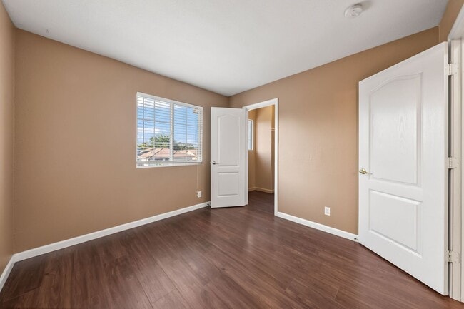 Building Photo - Spacious 4 Bedroom, 2.5 Bath Home in Sacra...