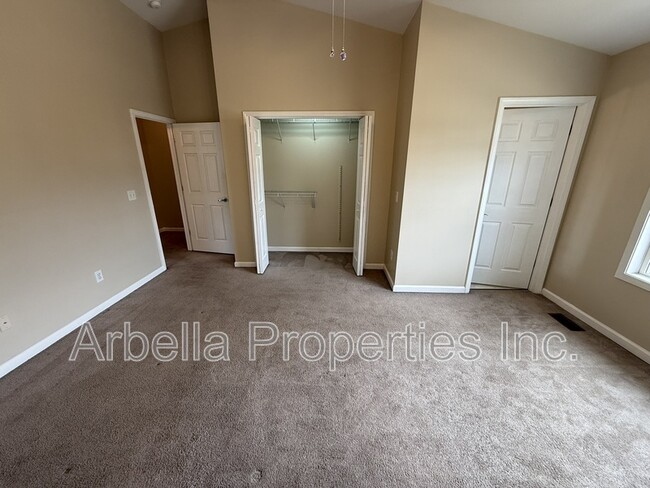 Building Photo - 2121 S Greenwood Dr