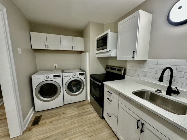 Building Photo - Two Bedroom Renovated South End Condo (Palmetto Bay Villas)!