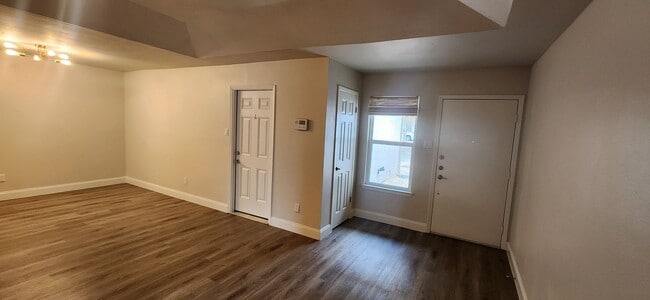 Building Photo - 2-Bed/1-Bath Townhome -Silver Creek Villas- Gated Community