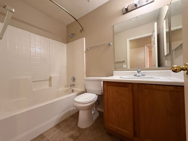 Building Photo - 3/2 Single story Avondale Home *Custom Paint* & Carpet in Beds Only!