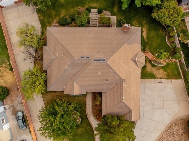 Building Photo - "Spacious 4-Bedroom, 4.5 Bathroom 4792 sq. ft. Retreat with Scenic Views and Cozy Fireplace in St...