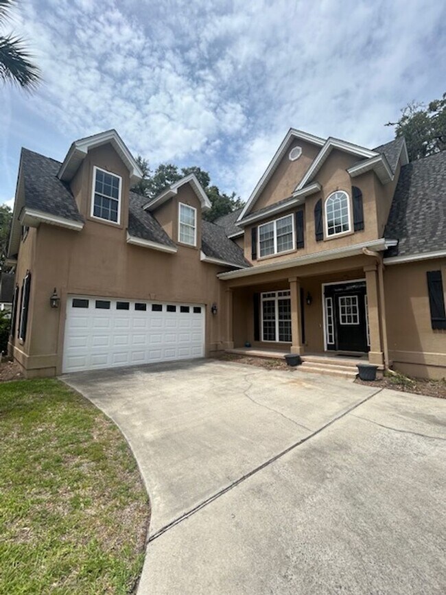 Building Photo - Spacious Single Family Home with Great Backyard!