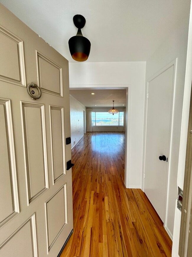 Building Photo - Stunning 3 Bedroom with Pool and Views in ...