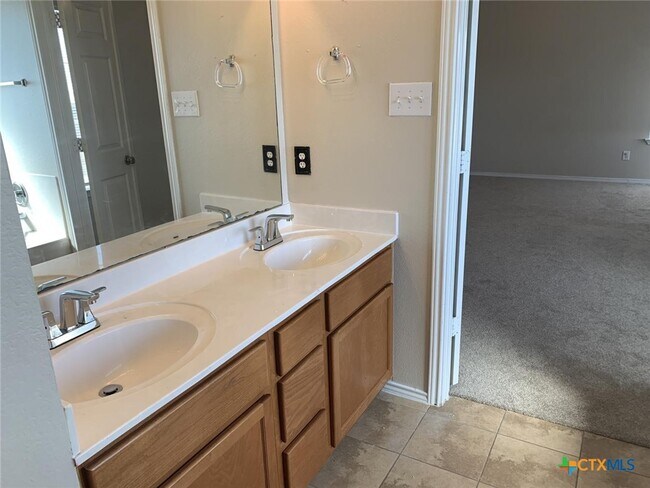 Building Photo - 5506 Bridgewood Dr