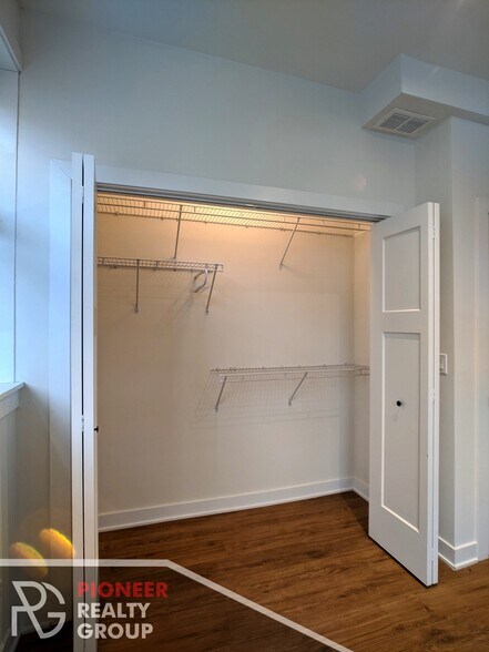 Building Photo - 2203 W Eastwood Ave