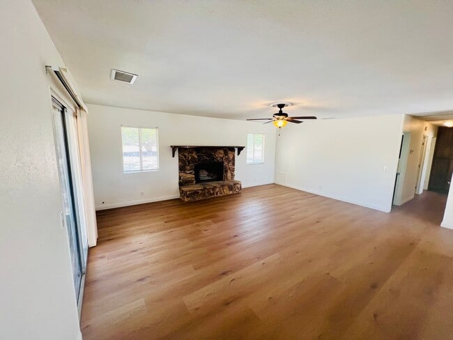 Building Photo - 3-Bedroom Hesperia Home on a Large Lot!