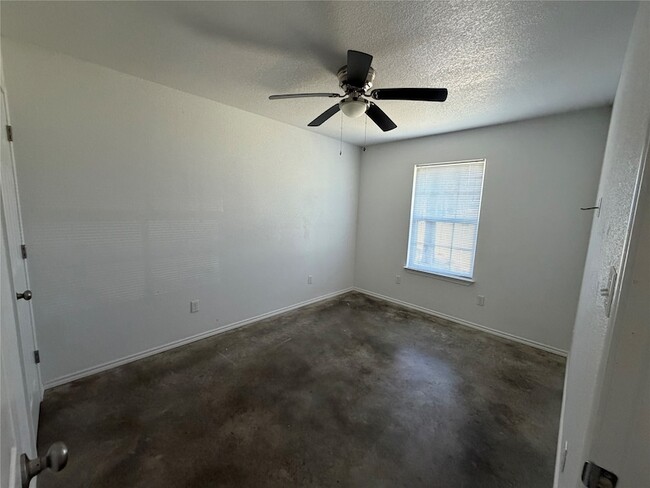 Building Photo - 712 Seven Oaks Rd