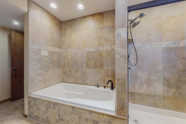 Building Photo - 501 Calle De