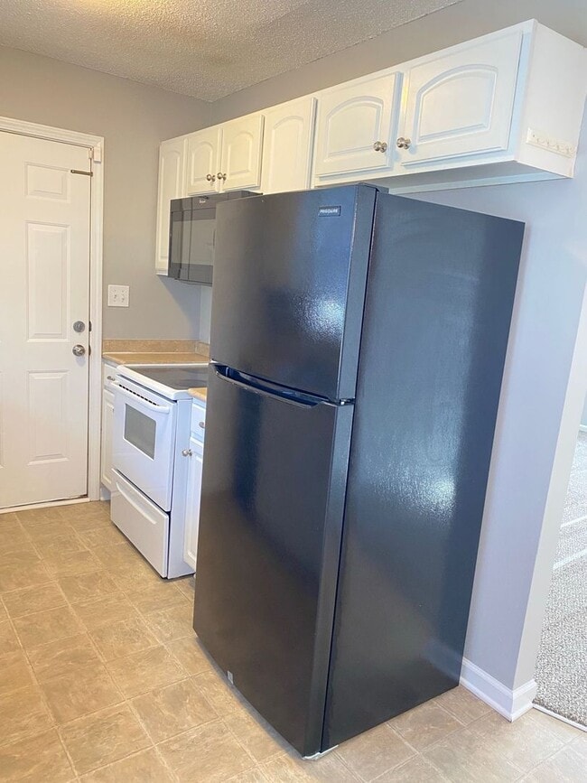 Building Photo - Great Rental....3/2 Bath, near playground,...