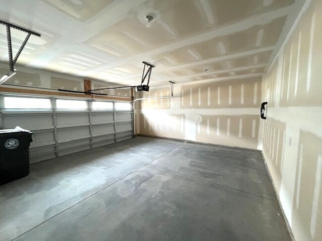 Building Photo - ~~ Charming Townhome w/Bonus Room in Meban...