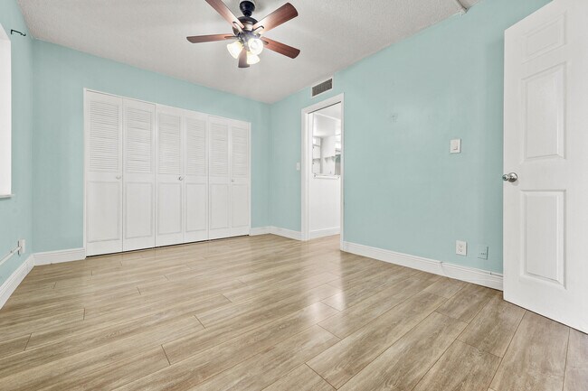Building Photo - 2770 Garden Dr S